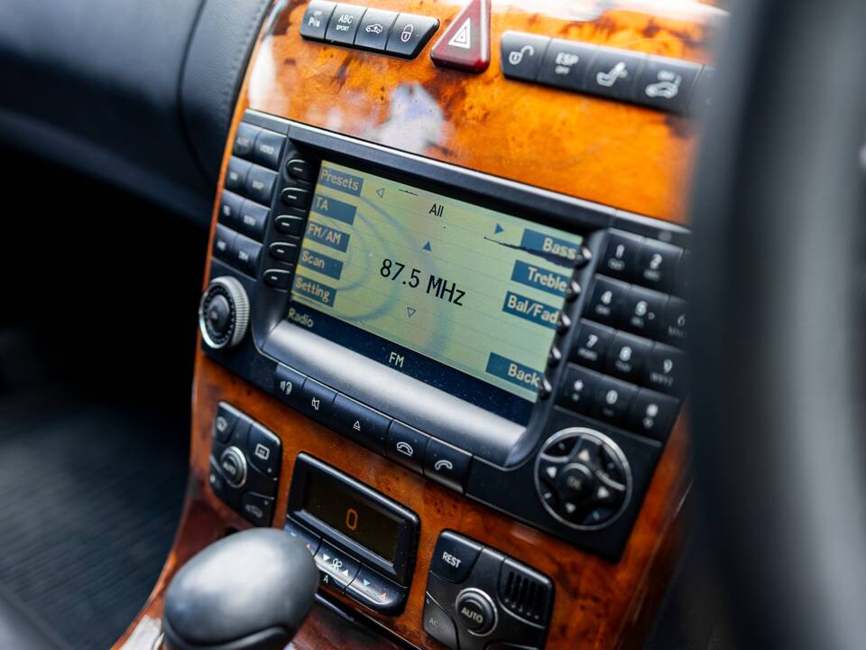 Image 6/36 of Mercedes-Benz CL 500 (2004)