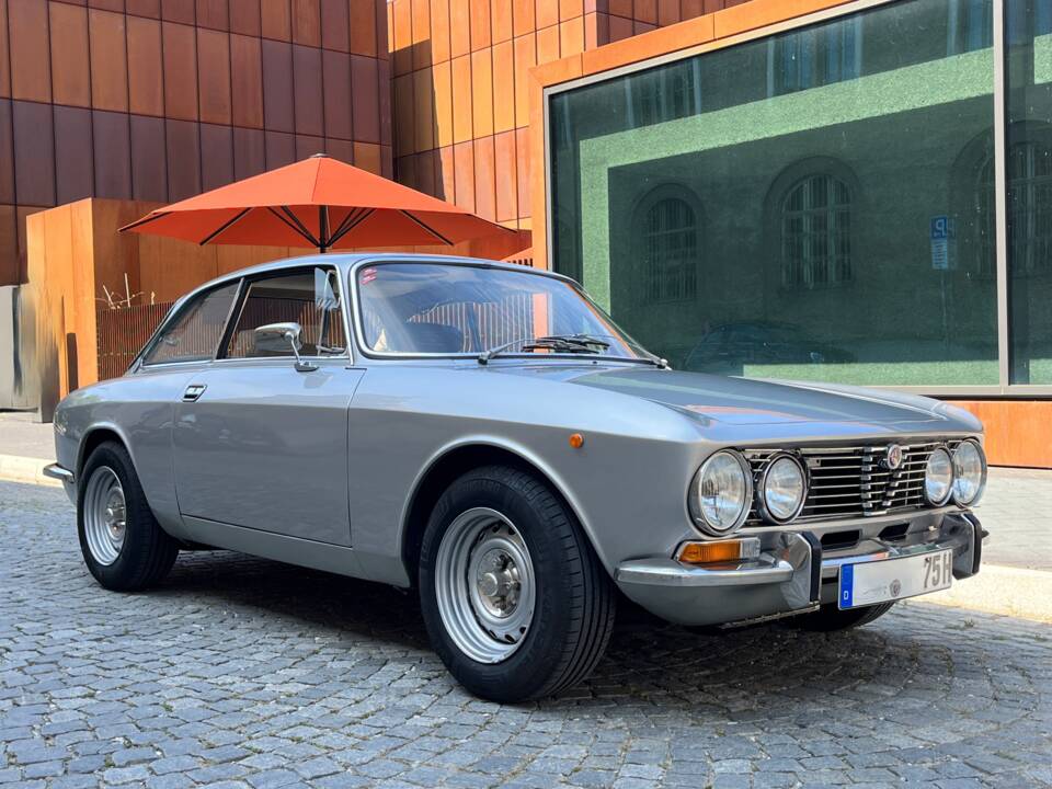 Image 1/50 of Alfa Romeo 2000 GT Veloce (1975)