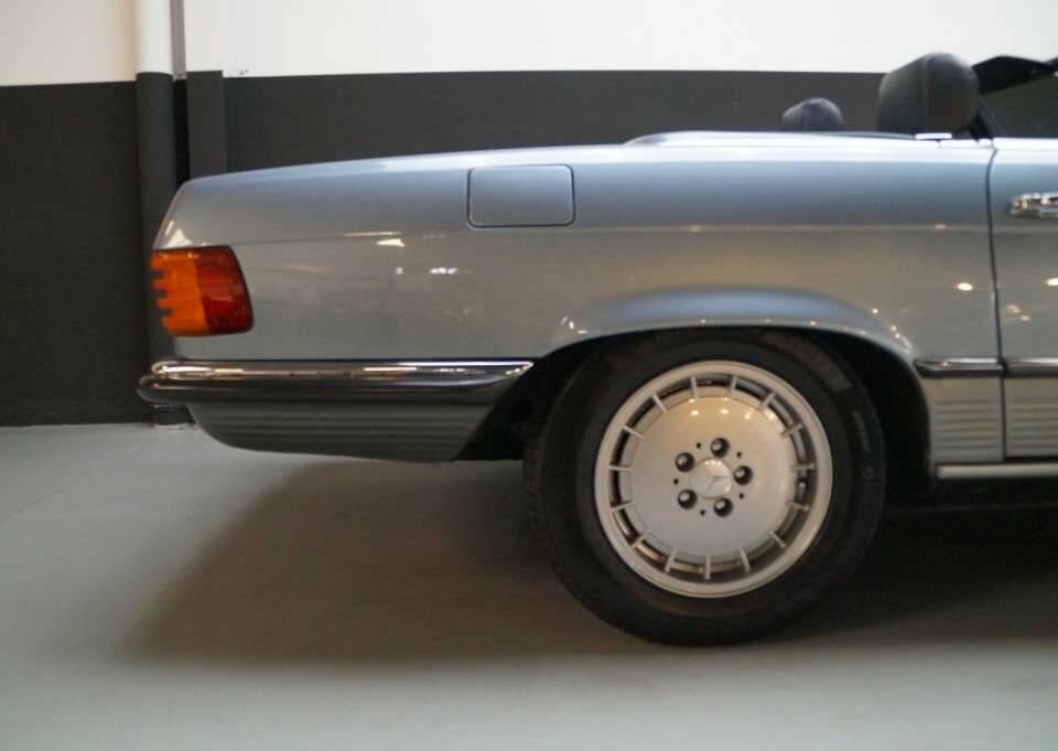 Image 24/41 of Mercedes-Benz 500 SL (1986)