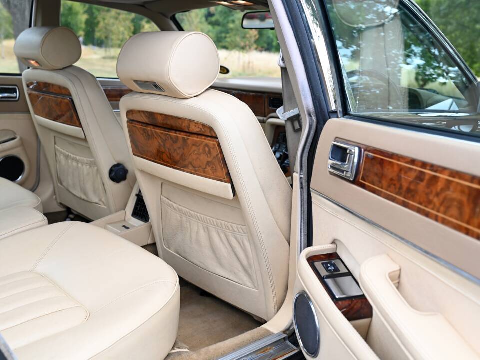 Image 12/21 of Daimler XJ 6 4.0 (1990)
