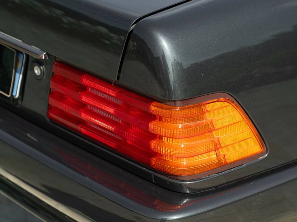 Image 24/50 of Mercedes-Benz 300 SL (1990)