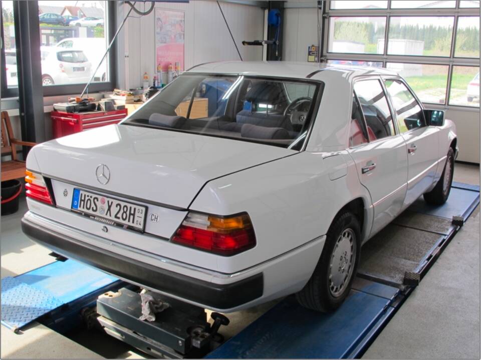 Bild 4/71 von Mercedes-Benz 300 E 4-Matic (1990)