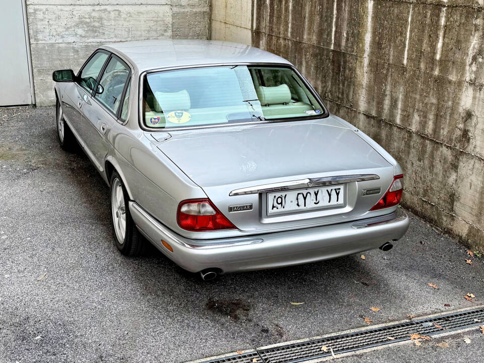 Image 5/22 de Jaguar XJ 8 4.0 Executive (1998)