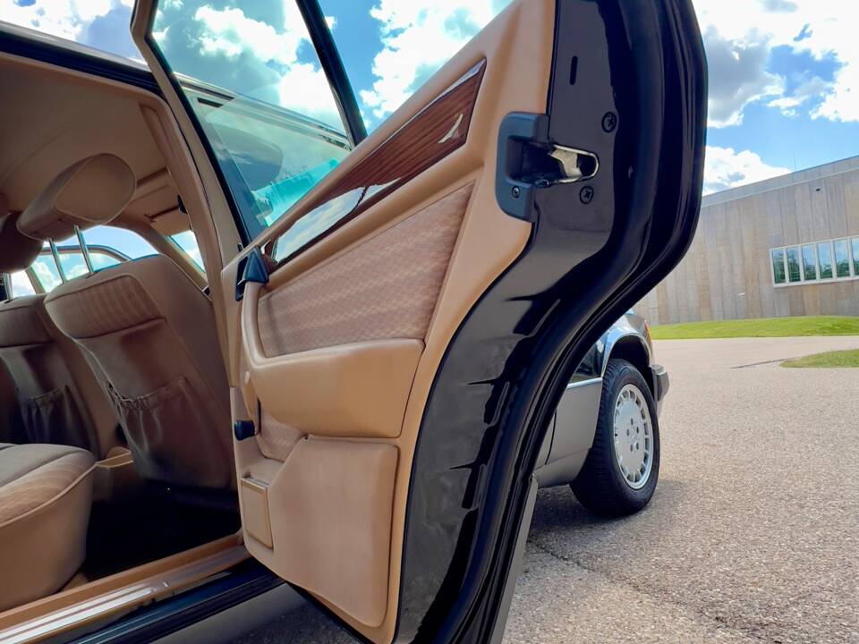 Immagine 27/36 di Mercedes-Benz 300 E 4-Matic (1989)