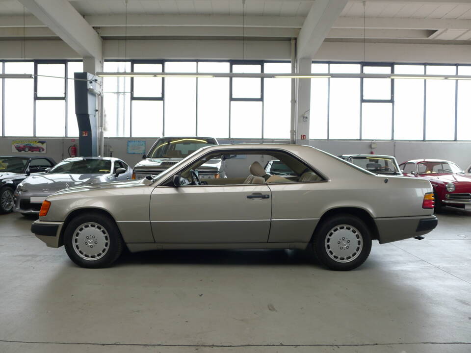 Image 18/33 of Mercedes-Benz 300 CE (1988)