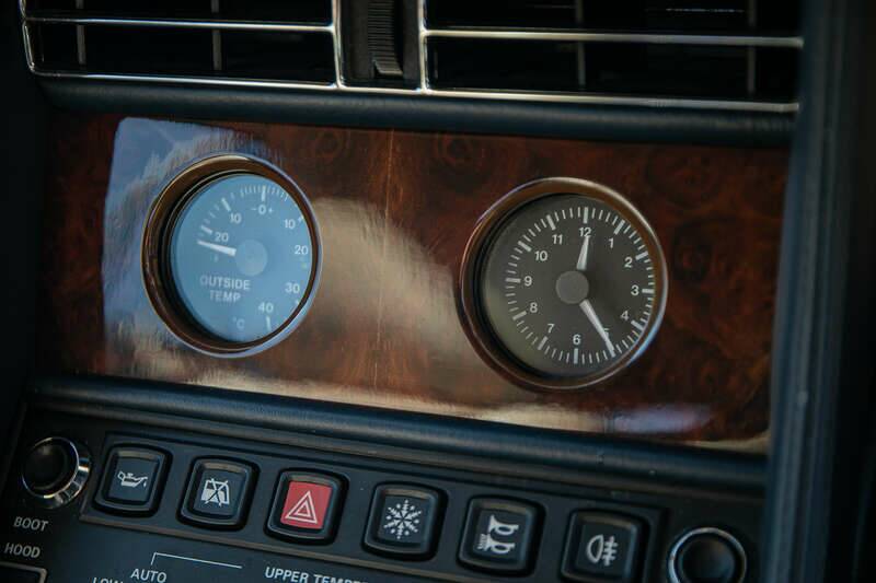 Image 16/50 of Bentley Azure Mulliner (1996)