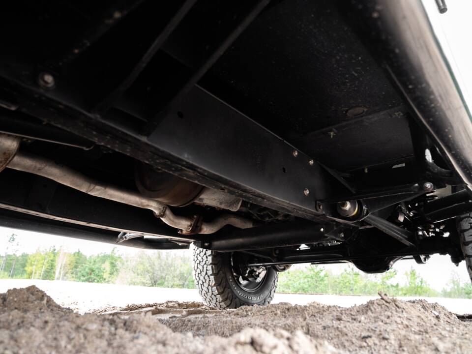 Image 21/41 of Land Rover Defender 110 (1992)