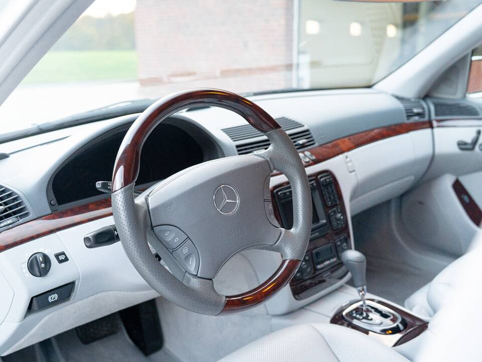 Image 17/45 of Mercedes-Benz S 55 AMG (2000)