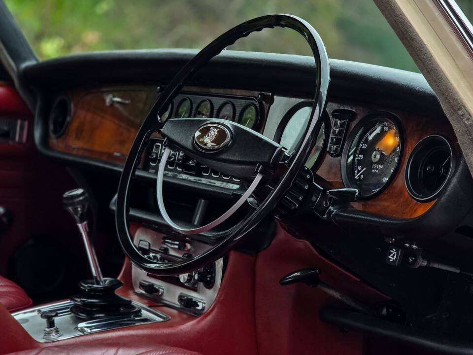 Image 11/50 of Jaguar XJ 6 4.2 (1972)