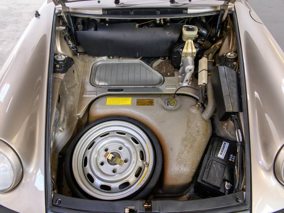 Image 28/36 of Porsche 911 Carrera 3.2 (1984)