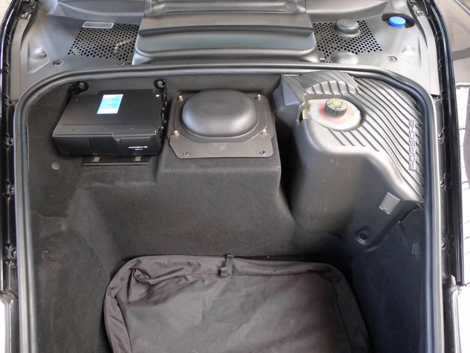 Image 2/41 of Porsche 911 Carrera 4S (2004)