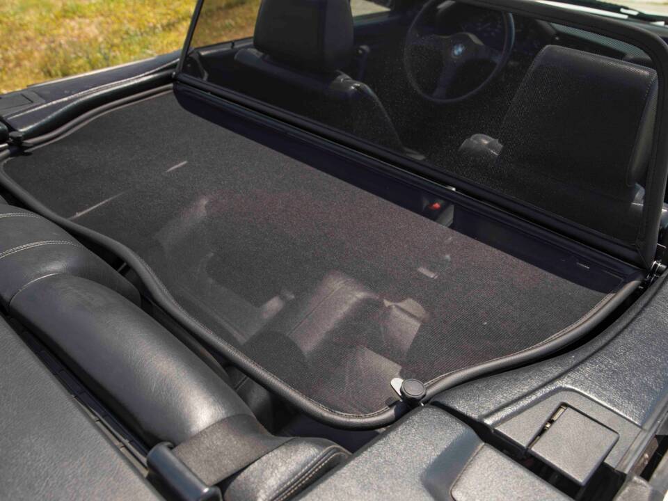 Image 32/70 of BMW 320i (1990)