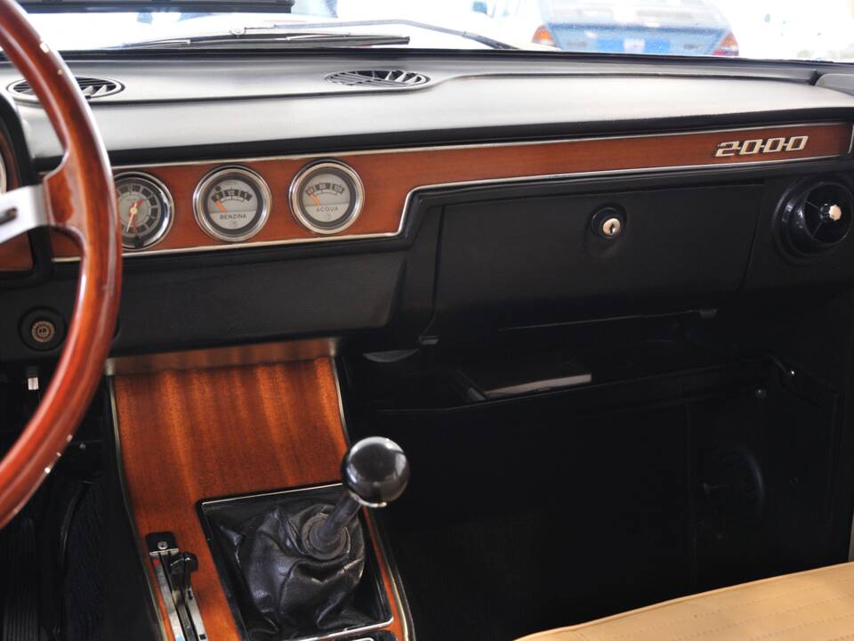 Image 31/35 of Alfa Romeo 2000 Berlina (1972)
