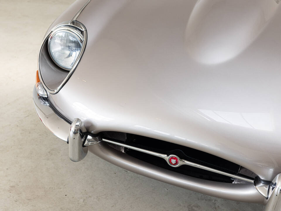 Image 26/35 de Jaguar E-Type (1968)