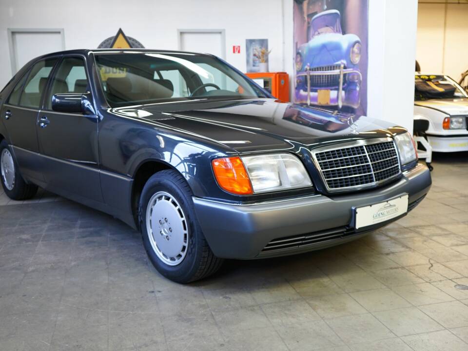 Image 2/36 of Mercedes-Benz 300 SE (1992)