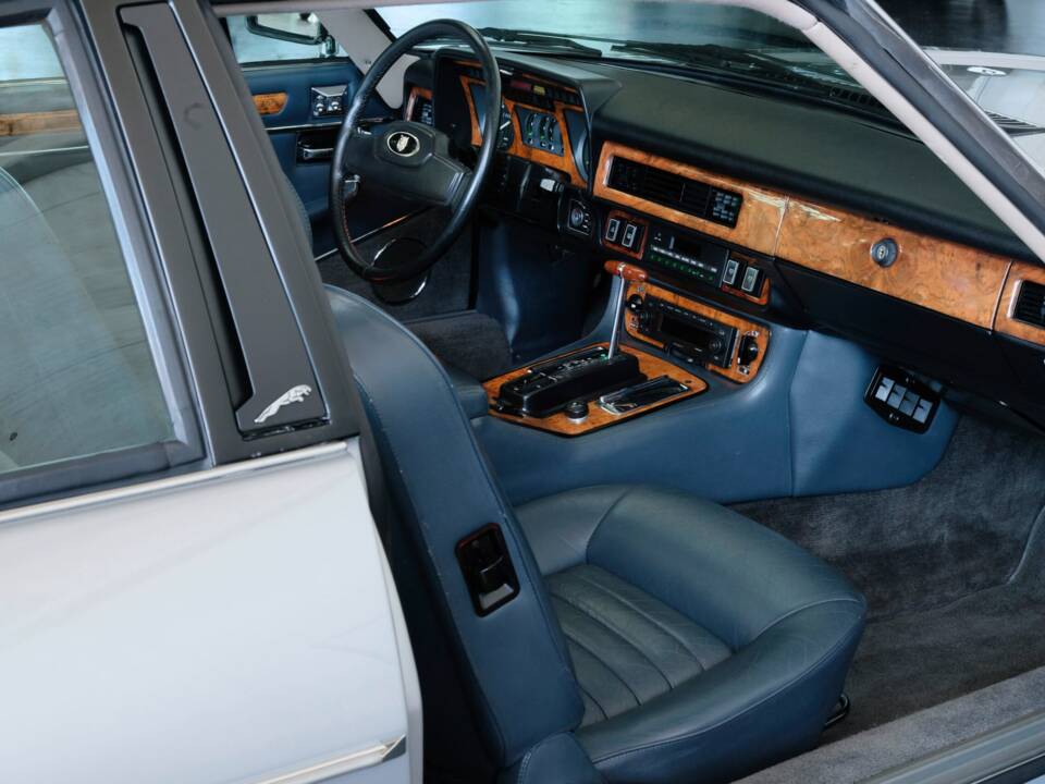 Image 25/47 of Jaguar XJ-SC 5.3 (1987)