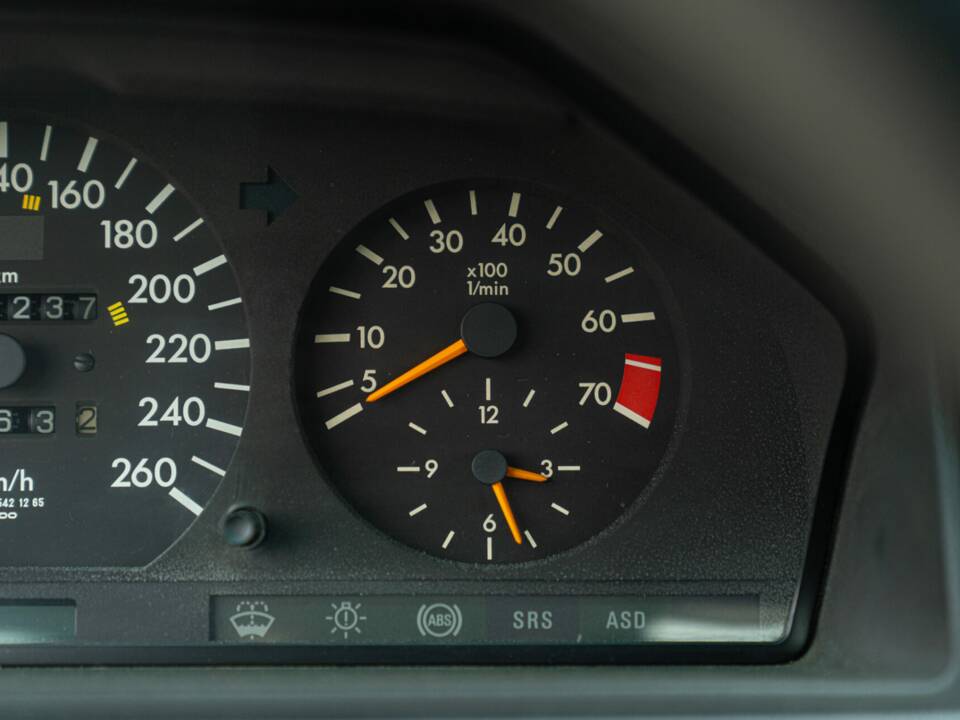 Bild 42/49 von Mercedes-Benz 320 E (1993)