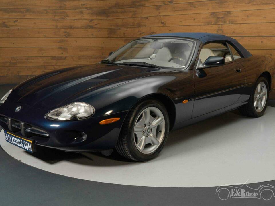 Image 17/19 of Jaguar XK8 4.0 (1997)