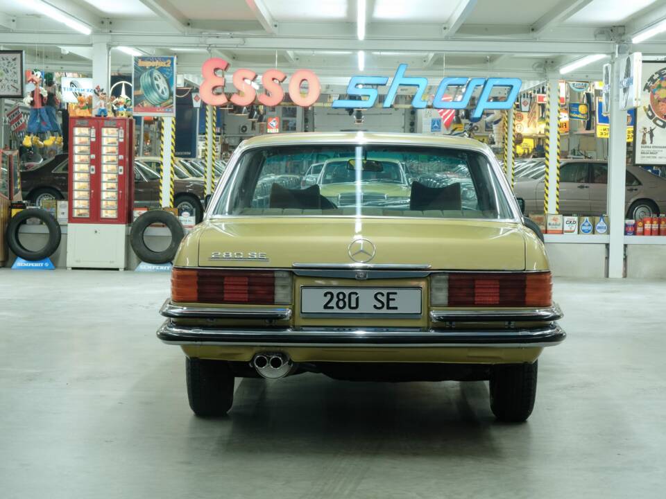 Image 10/50 de Mercedes-Benz 280 SE (1975)