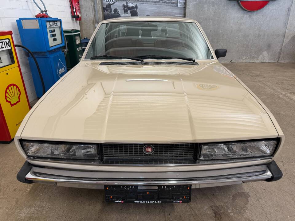 Image 4/17 de FIAT 130 Coupé (1972)