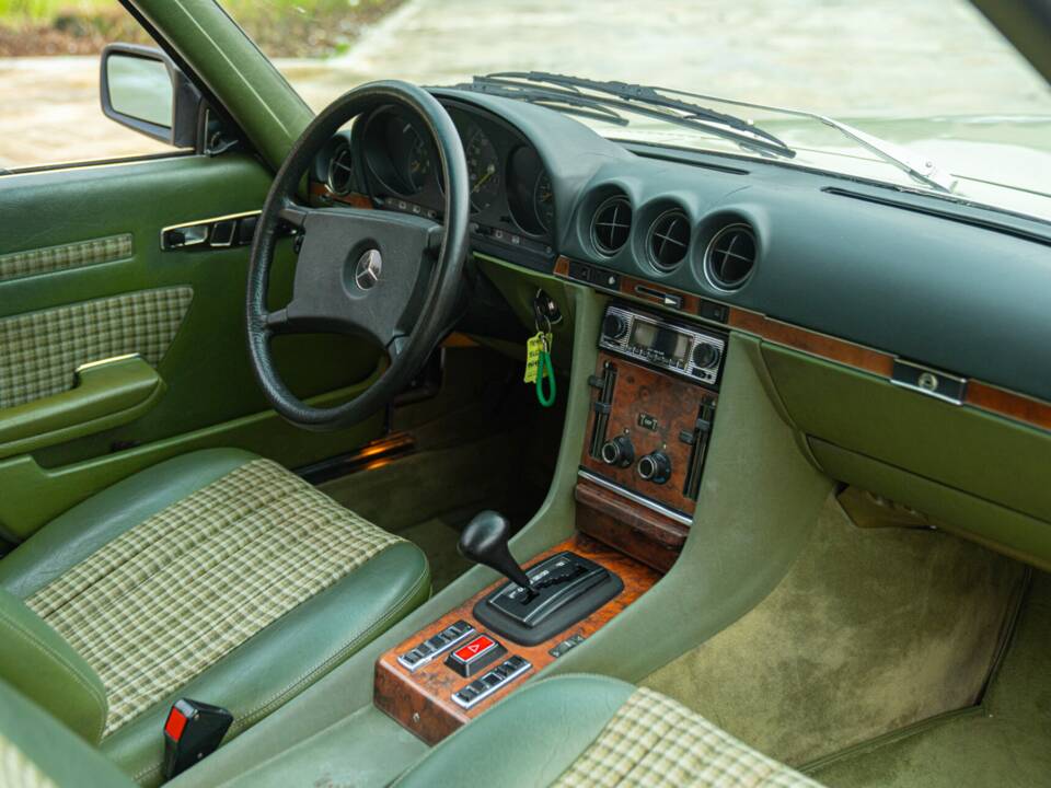 Image 27/50 of Mercedes-Benz 500 SLC (1984)