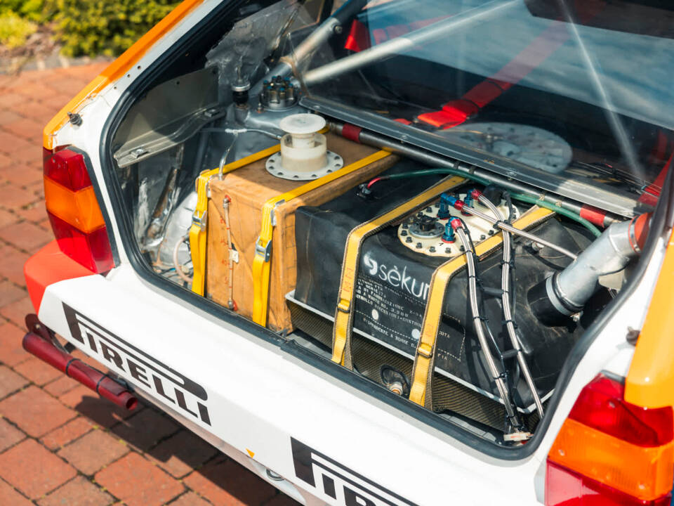 Image 20/28 of Lancia Delta HF Integrale Evoluzione I (1991)