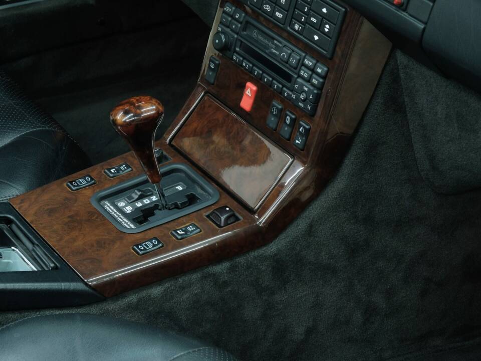 Image 32/50 of Mercedes-Benz SL 500 (1994)