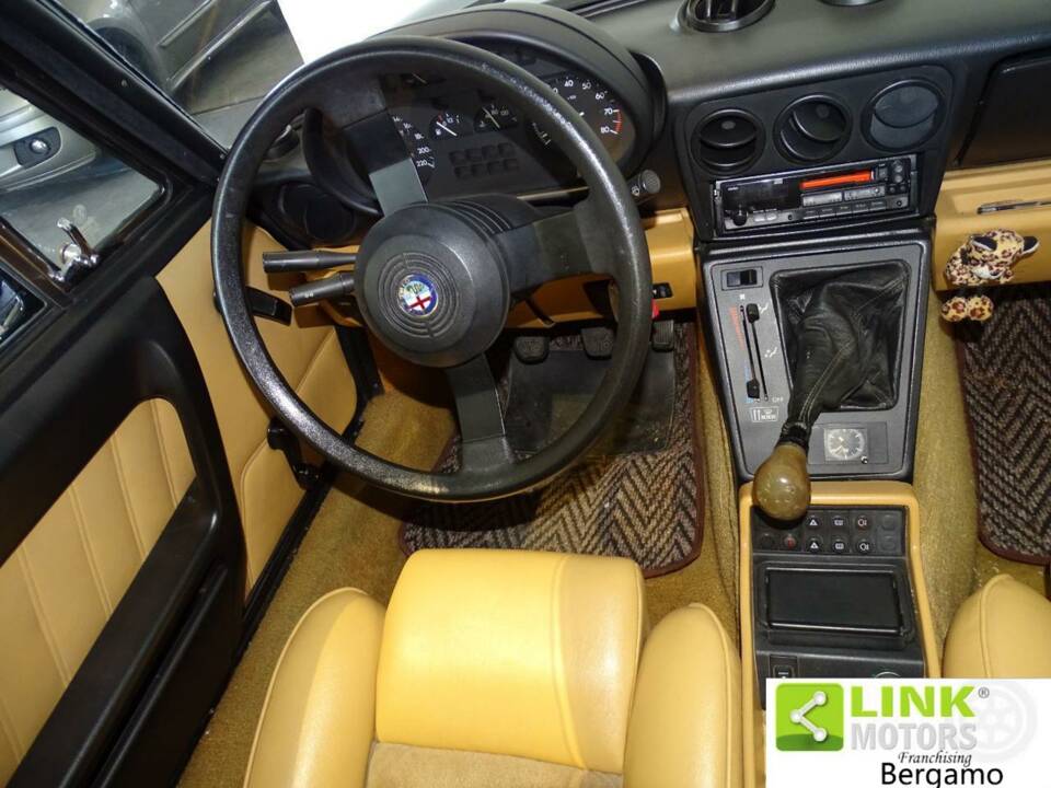 Immagine 3/10 di Alfa Romeo 1.6 Spider (1990)