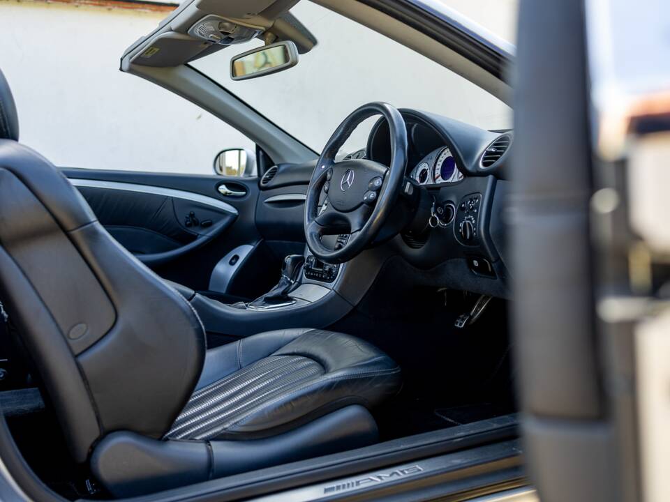 Image 36/50 of Mercedes-Benz CLK 55 AMG (2003)