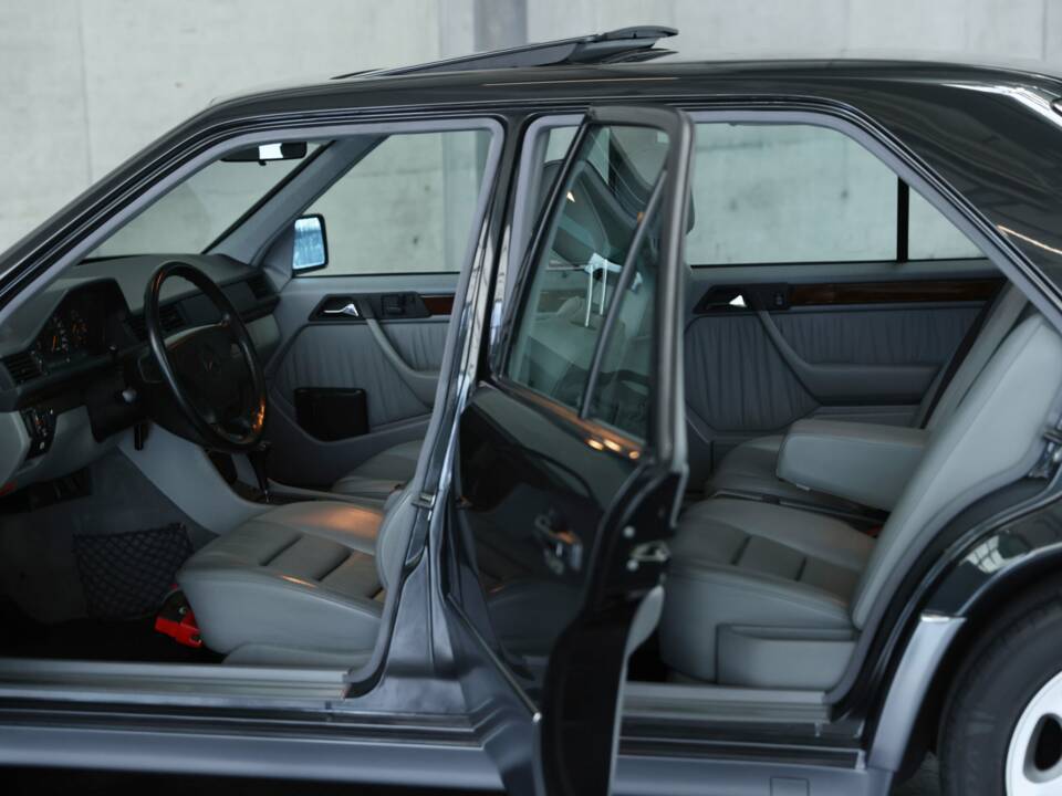 Bild 41/50 von Mercedes-Benz 500 E (1993)