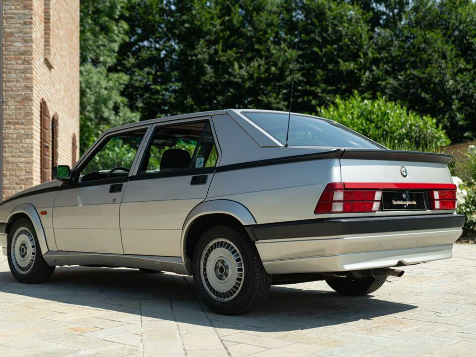 Obraz 7/50 pojazdu Alfa Romeo 75 2.0 Twin Spark (1989)