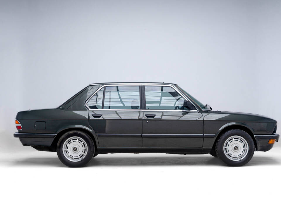 Immagine 2/43 di BMW 528i (1986)