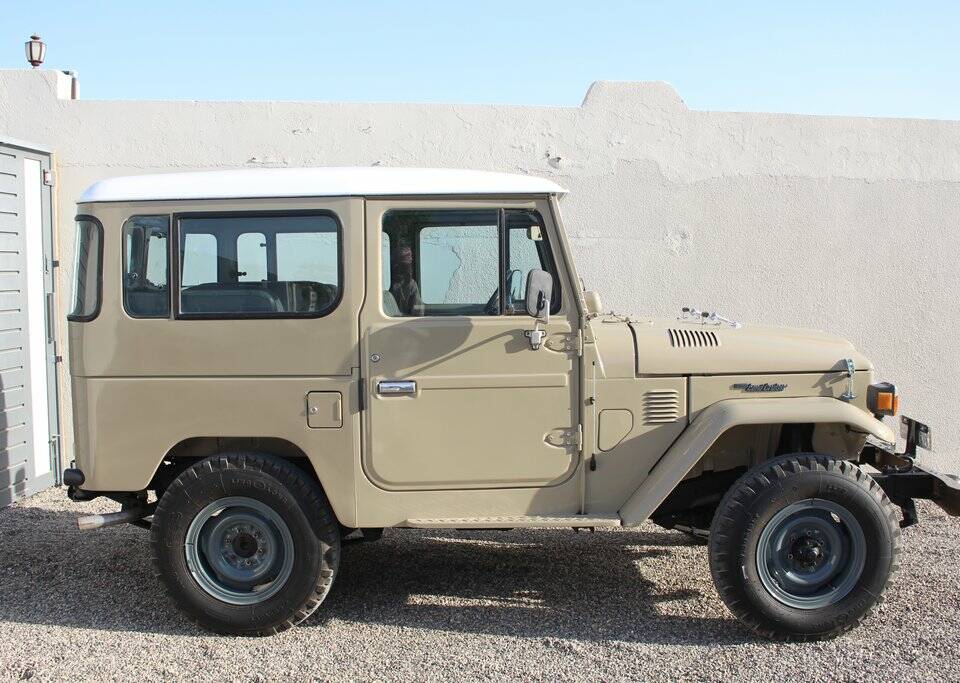 Image 7/8 of Toyota Land Cruiser FJ 40 (1979)