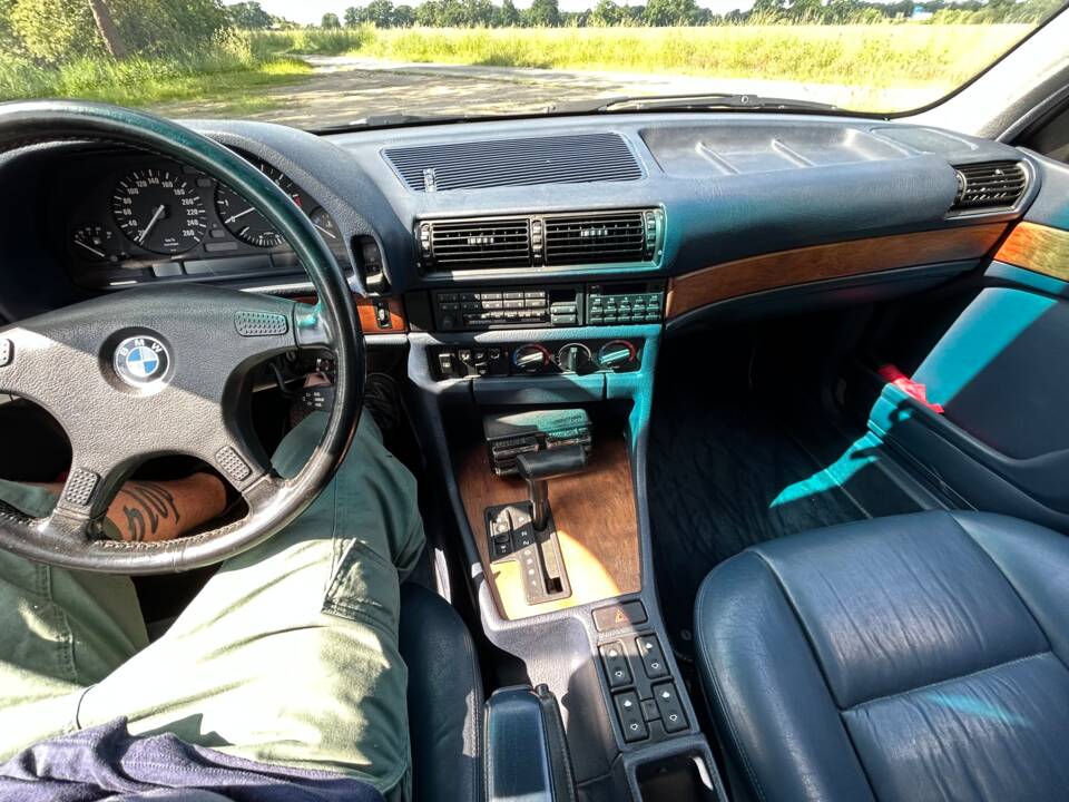 Image 32/33 de BMW 735i (1990)
