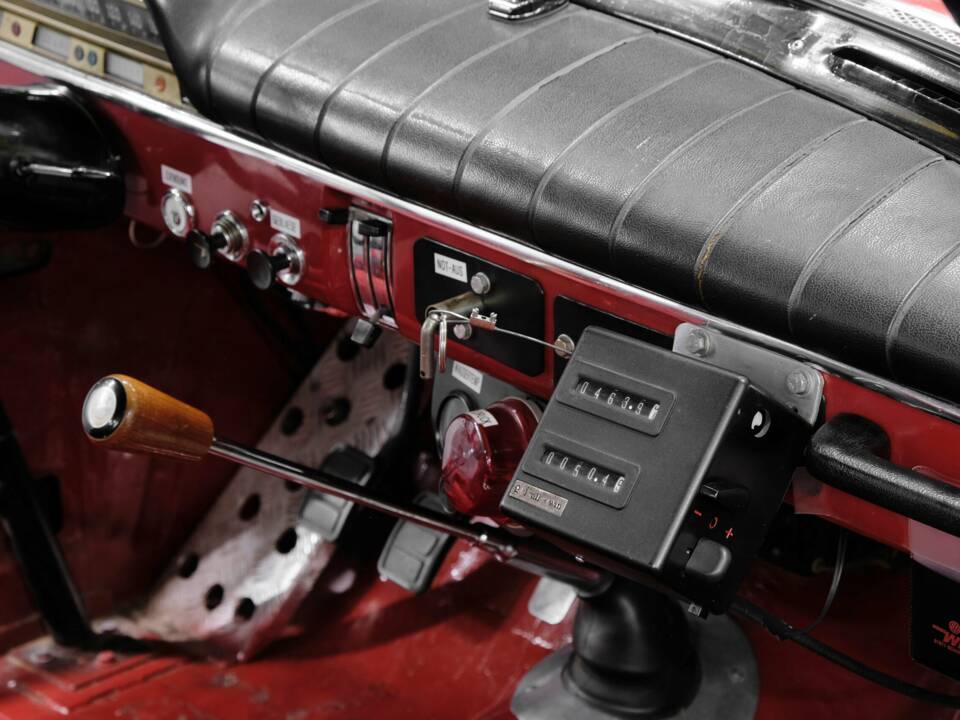 Image 17/41 of Volvo P 122 S (1966)