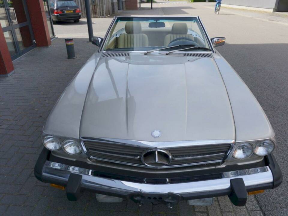 Afbeelding 9/36 van Mercedes-Benz 560 SL (1989)