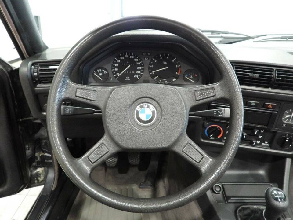 Image 6/14 of BMW 320i (1989)