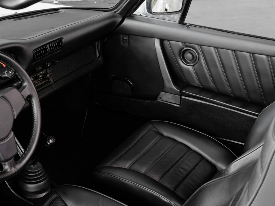 Image 19/46 de Porsche 911 Carrera 3.2 (1984)