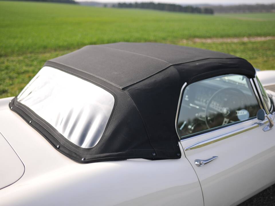 Image 27/39 of Jaguar E-Type V12 (1972)