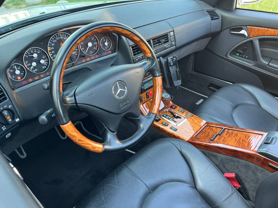 Image 28/91 of Mercedes-Benz SL 320 "Final Edition" (2001)