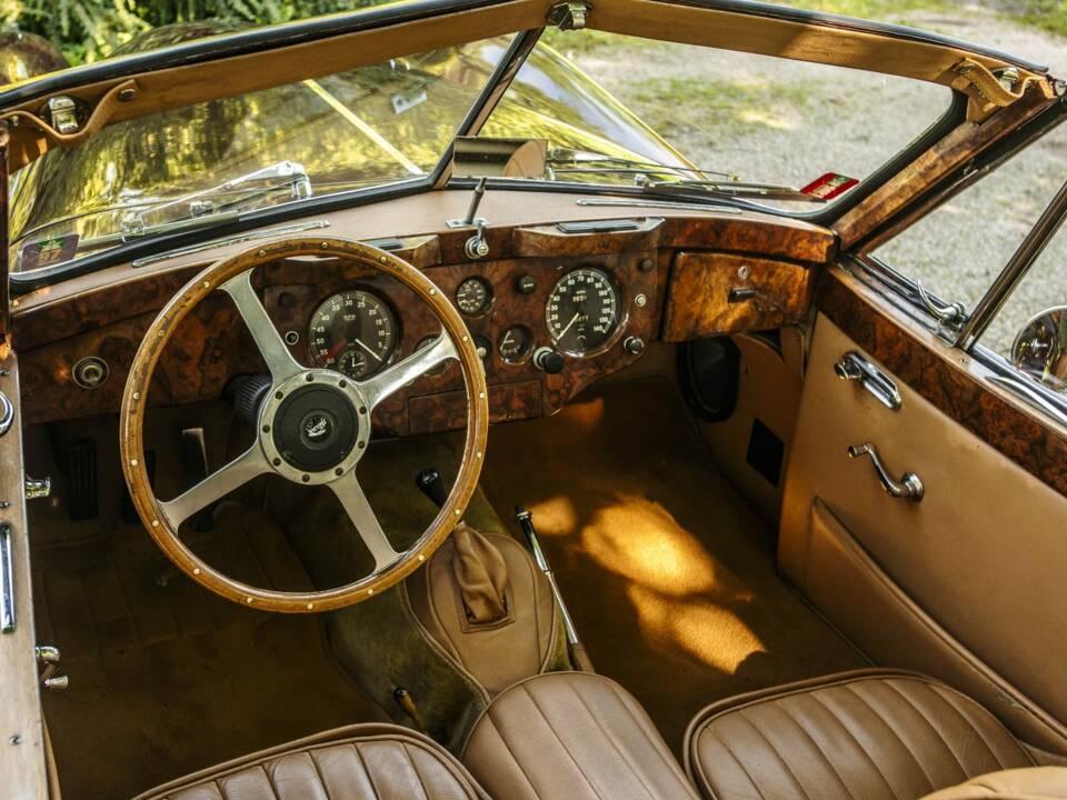 Image 4/9 of Jaguar XK 140 DHC (1956)