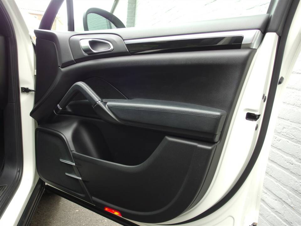 Bild 68/99 von Porsche Cayenne S (2010)