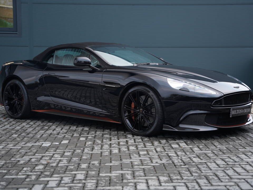 Image 22/50 of Aston Martin Vanquish S Volante (2018)