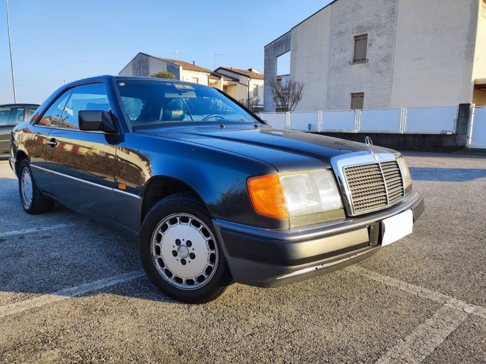 Image 3/11 of Mercedes-Benz 300 CE (1990)