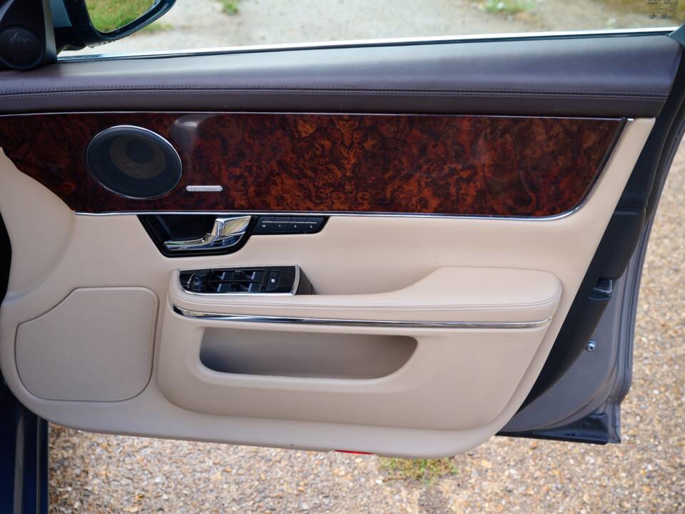 Bild 22/50 von Jaguar XJ 5.0 (2010)