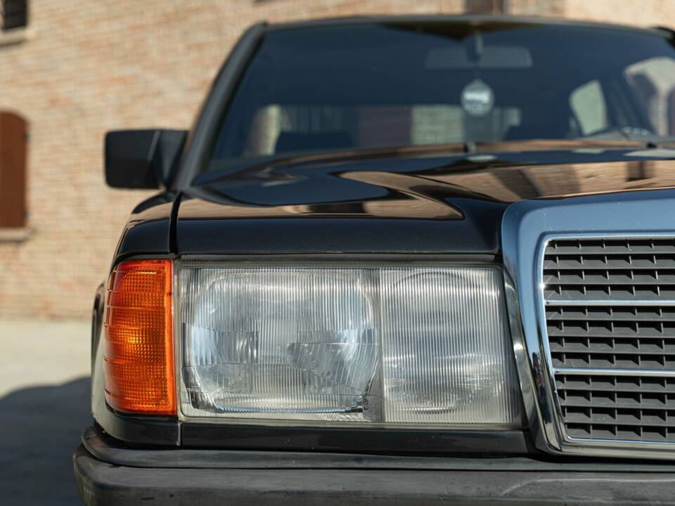 Image 21/50 de Mercedes-Benz 190 E (1988)