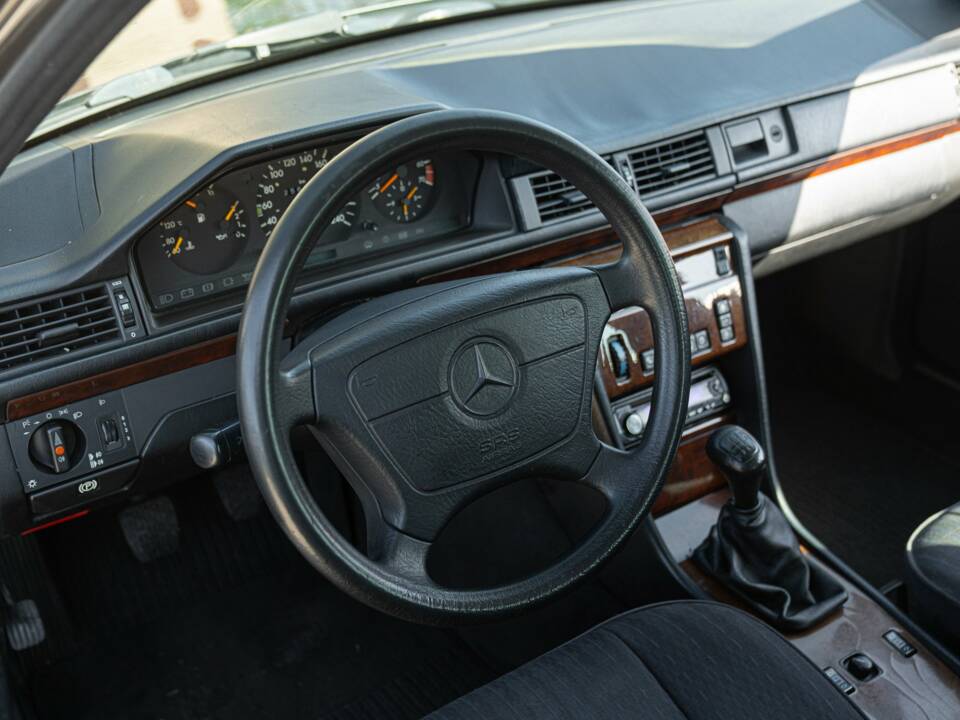 Image 29/50 of Mercedes-Benz 200 TE (1993)