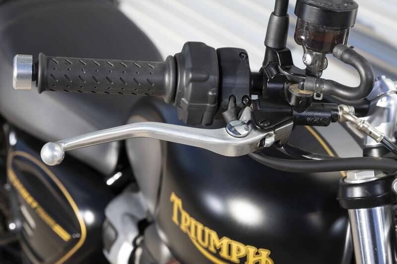 Immagine 16/42 di Triumph Street Twin Bonneville (2021)