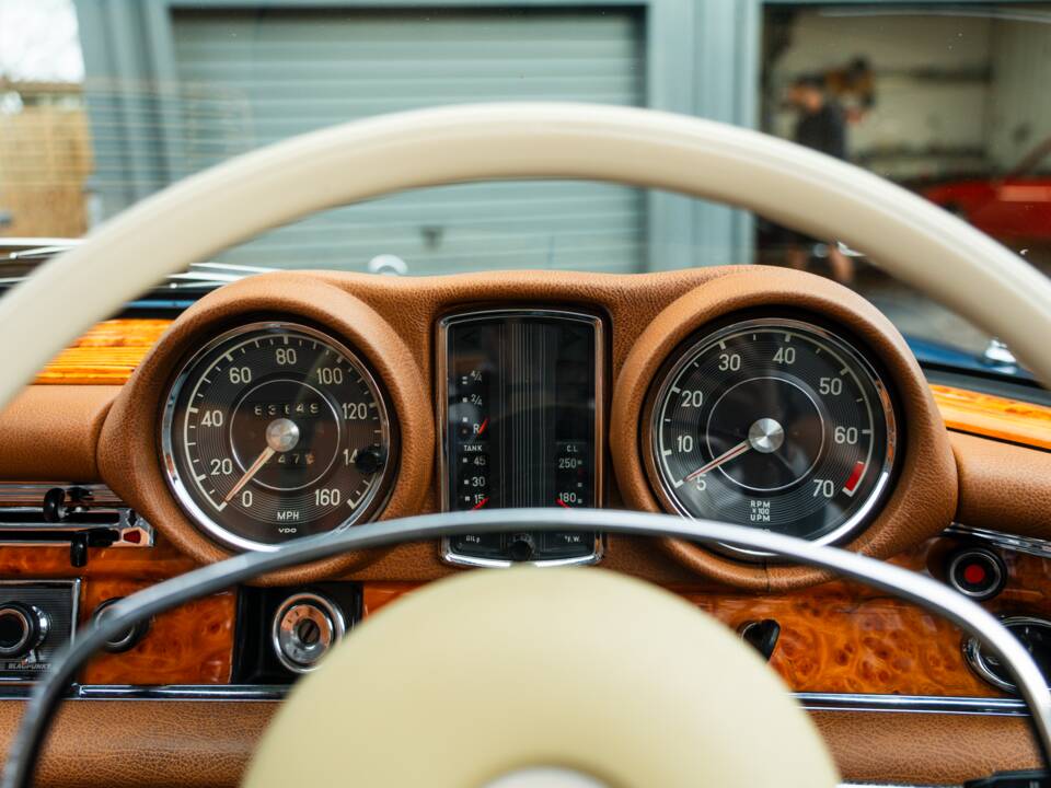 Image 32/57 de Mercedes-Benz 280 SE 3,5 (1971)