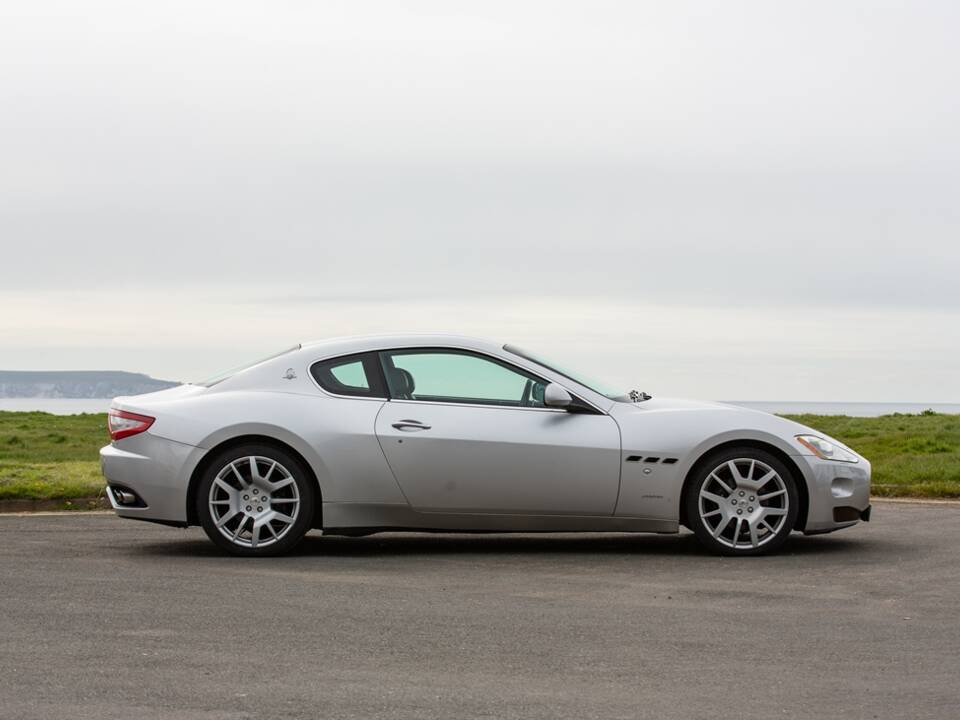 Image 2/22 of Maserati GranTurismo 4.2 (2008)